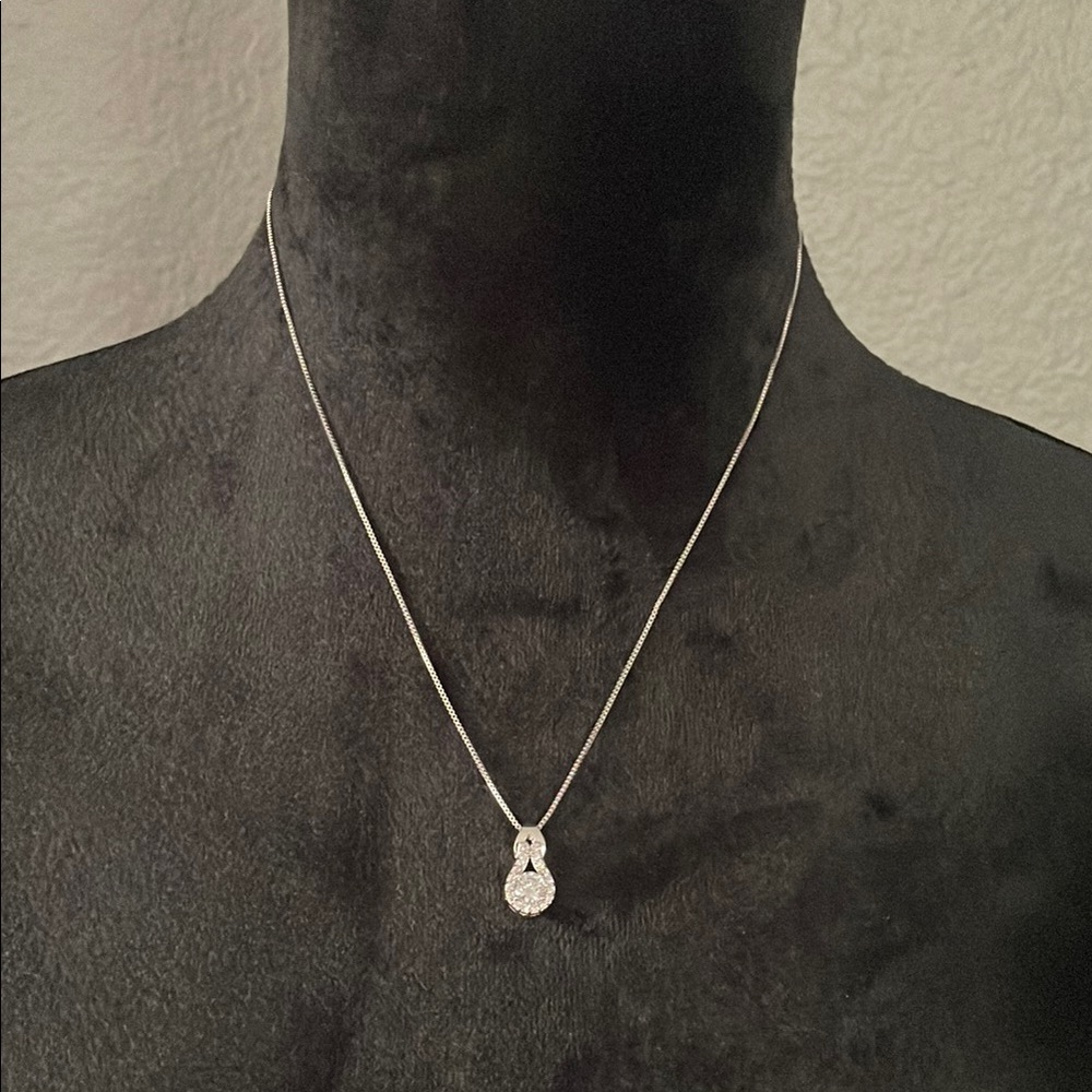 Elegant Silver Teardrop Pendant Necklace